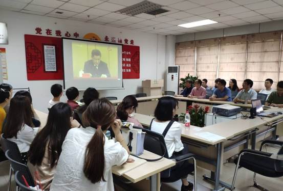 01学院领导与研究生在科研平台